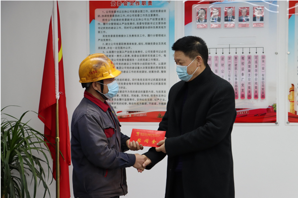 集團公司黨委委員、副總經(jīng)理胡新付到公司走訪慰問