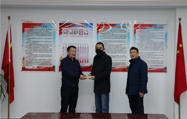 集團公司黨委委員、副總經(jīng)理胡新付到公司走訪慰問